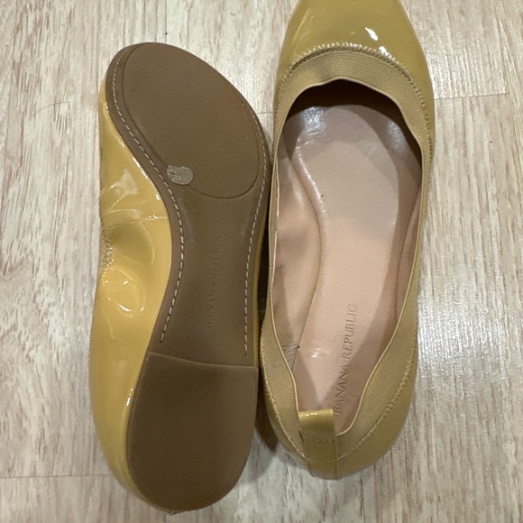 Banana Republic Tan Patent Leather Ballet Flats. Size 8.5 - Picture 7 of 9